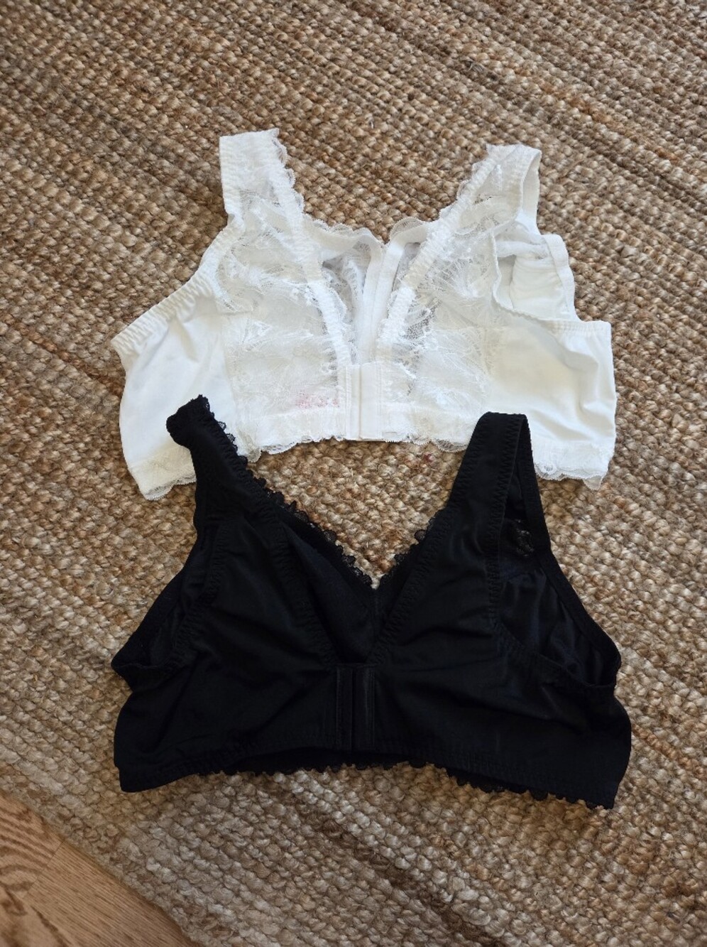 Breezies Lace Trim Wireless Bralette - White and Black - Picture 2 of 3